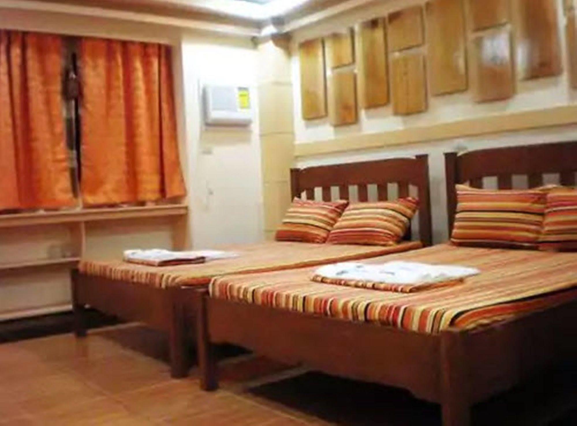 Apartelle De Francesca Puerto Galera Dış mekan fotoğraf