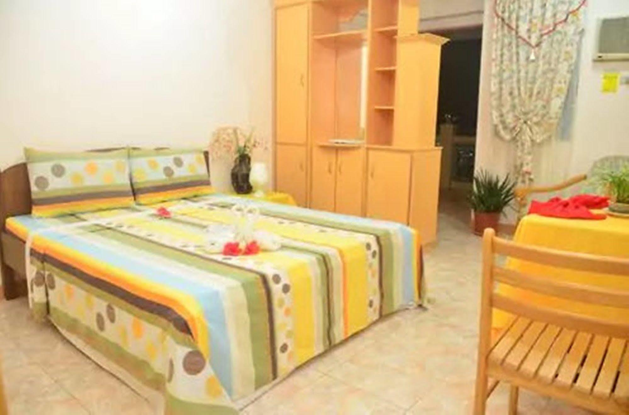Apartelle De Francesca Puerto Galera Dış mekan fotoğraf